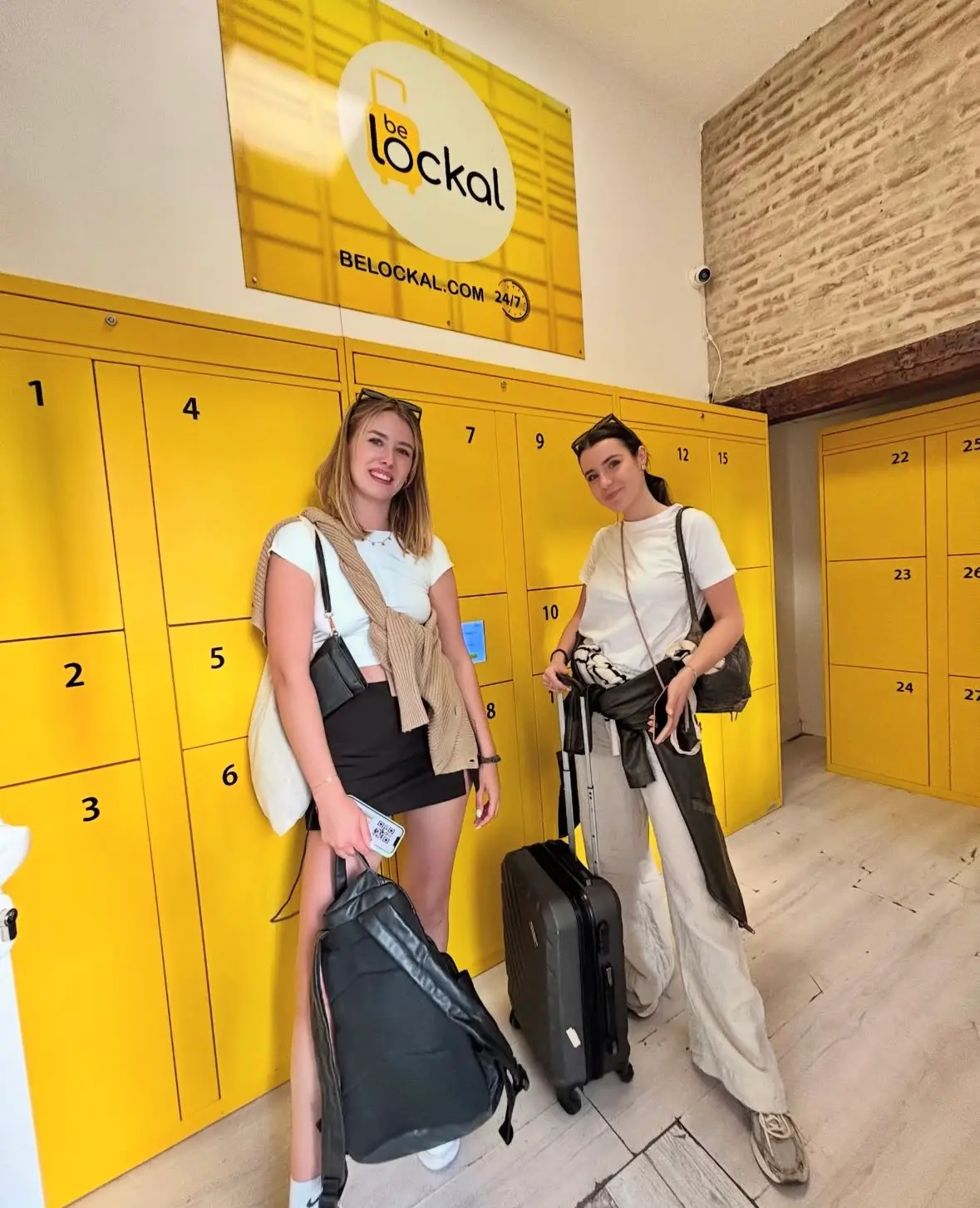 Foto alemanas dentro del local de belockal el centro