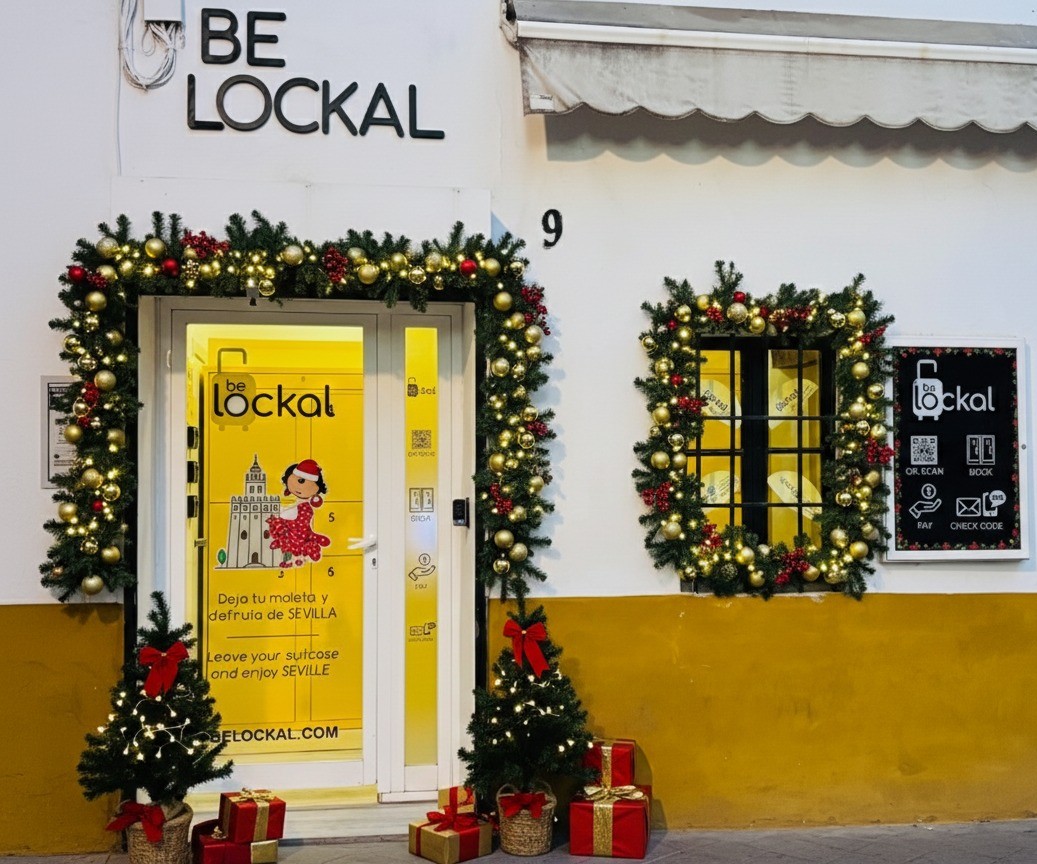 Portada del local de lockers del Postigo en el centro de Sevilla